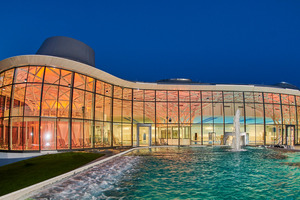 Der Neubau des Wintergartens des Aquatherms in Straubing ist geprägt von großen Glasfassaden, die einen Ausblick auf das Außenbecken bieten 