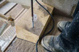  Die Fußpfetten im Stockwerk unterhalb des Dachgeschosses, die vor allem vertikale Lasten abtragen, wurden mit den gleichen Schrauben wie die Montageschwellen befestigt 