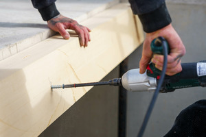  Die Montageschwellen zur Befestigung des Holzrahmendachs wurden mit „Multi-Monti Timberconnect“-Schrauben seitlich am Betonboden des Dachgeschosses befestigt 