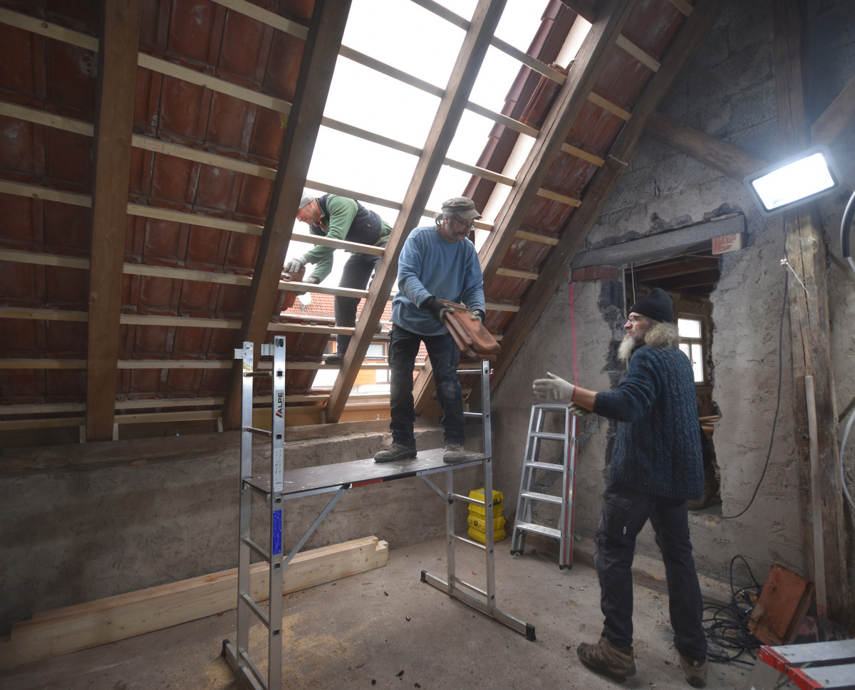 Die Dachziegel werden rund um den späteren Fensterbereich abgenommen