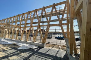  Das Tragwerk der Fassade wird aus zwei parallelen Reihen schräg gestellter Brettschichtholzstützen errichtet 