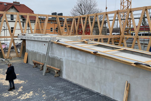  Die Fahrradrampe ist eines der wenigen Bauteile im Gebäude, die nicht aus Holz errichtet wurden 