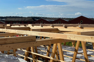  Die Dachkonstruktion des Parkhauses besteht aus einem Stapelrost aus kreuzweise gestapelten Balken 