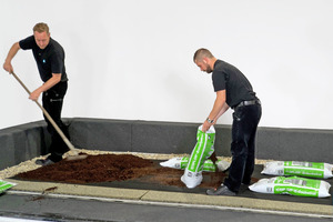  Das „Icoflor“-Erdsubstrat wird gleichmäßig über den Drainagematten verteilt. Ein Schutzvlies verhindert, dass das Substrat durch die Ritzen der zuvor verlegten Matten rieselt und die Drainage verstopft 