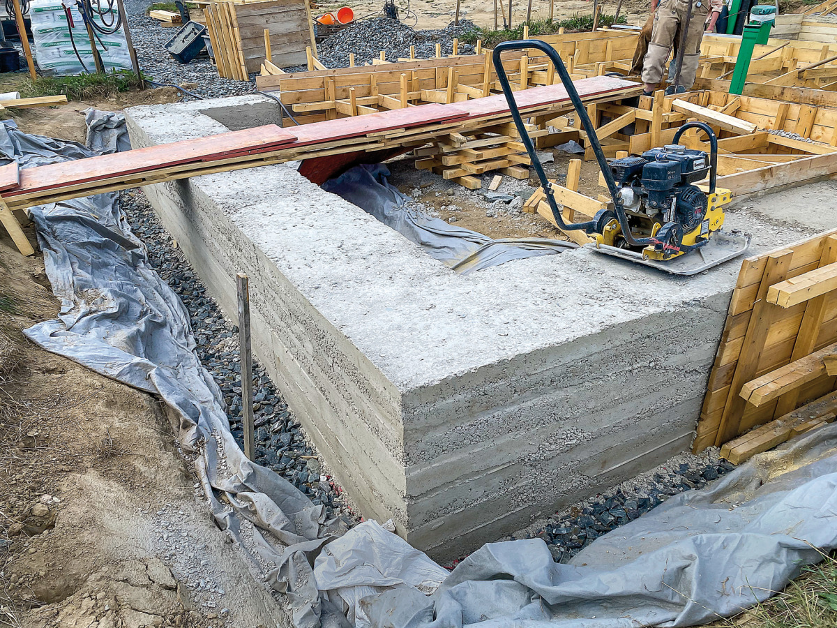 Das Branntkalk-Stampf-Fundament des ersten Fachwerkhauses kommt ohne Beton aus