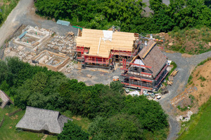  Das Naturdorf Bärnau im Juli 2023: Zwei von vier Häusern sind fast fertiggestellt. Das als erstes errichtete Fachwerkhaus befindet sich auf dem Bild rechts 