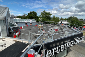  Eine Baustelle der Dachdeckerei Büschkes: Seitenschutzgeländer sorgen für die Absturzsicherung der Dachdecker während der Flachdachsanierung 