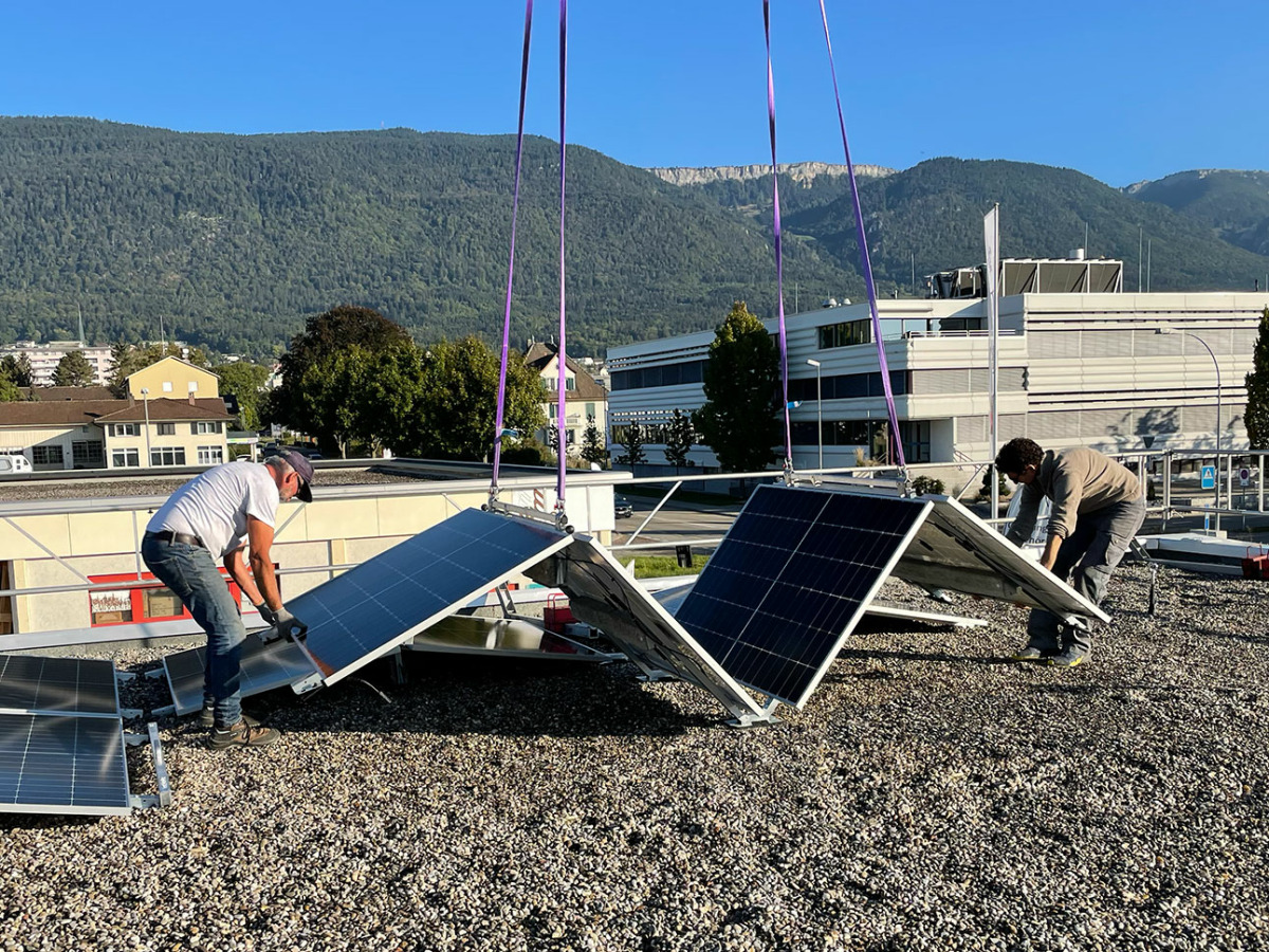 Die „Smartsolarbox“ wird auf dem Dach auseinandergeklappt 