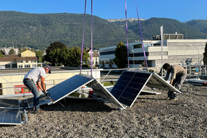  Die „Smartsolarbox“ wird auf dem Dach auseinandergeklappt  