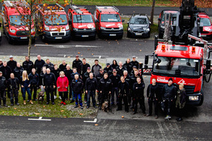  Ein Teil des Teams der Dachdeckerei Gläßner vor dem Fuhrpark des Betriebs 