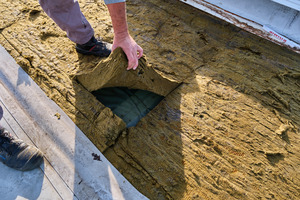  Aufgrund der undichten, bestehenden Dachabdichtung drang Feuchtigkeit bis in die Dämmung vor 