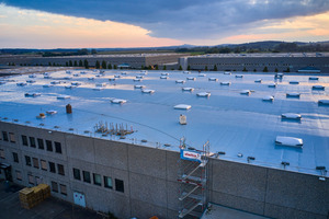  Der größte Teil des 12 500 m² großen Hallendachs der ehemaligen Schlecker-Lagerhalle in Berg bei Ehingen ist bereits mit „Evalastic“-EPDM-Bahnen abgedichtet 