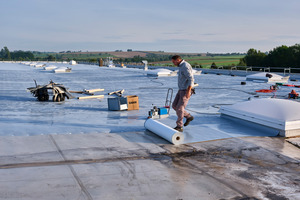  Die vorhandene Abdichtung aus PVC-Dachbahnen wurde mit EPDM-Dachbahnen überarbeitet 
