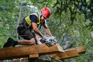  Balken der Unterkonstruktion für die Plattform werden mit einer 18-Volt-Akku-Handkreissäge von Bosch bearbeitet 