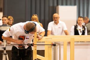  Die Aufgabe im Wettbewerb war es, einen Pavillon mit zahlreichen Holzverbindungen, Überblattungen und Verzapfungen zu erstellen 