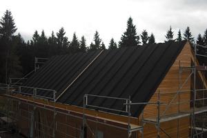  Die Konterlatten auf den Dächern wurden mit EPDM-Streifen überdeckt, die mit einem pastösen Kleb- und Dichtstoff befestigt und versiegelt wurden 