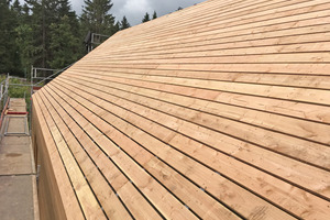  Die Sichtschalung aus Douglasienholz auf dem Dach ist fertiggestellt 