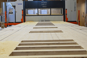  Auf der Anlage „TechnoWood TW-Mill E 4000 2U“ werden die Brettstapelelemente bearbeitet 