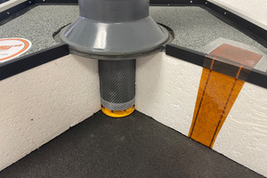  Ein aktiver Sensor wird durch das Funktionsschichtenpaket des Flachdachs bis auf die Dampfsperre geführt, um dort den Feuchtegehalt zu messen 