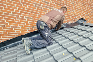  Für den Wandanschluss kam „Eco Form Easy“ zum Einsatz. Zunächst wurde das Material auf die richtige Länge gekürzt und grob angedrückt, damit es nicht verrutscht 