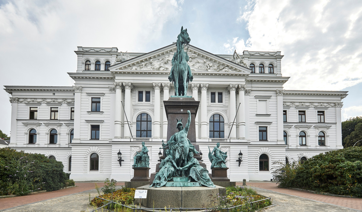 1_Rathaus_Hamburg_Altona_historische_Fassade_01.jpg