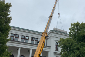  Rathaus_Altona_Kran_Lichtkuppeln.jpg 