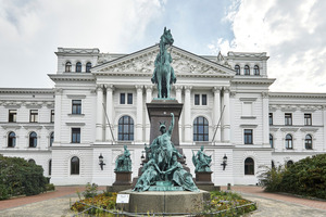  1_Rathaus_Hamburg_Altona_historische_Fassade_01.jpg 