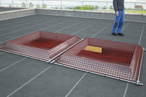  Die Dachöffnungen von Lichtkuppeln lassen sich während der Bauphase mit Schutznetzen gegen Durchsturz sichern 