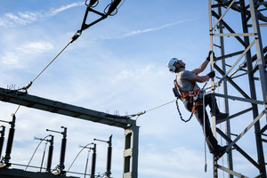  Der neue Bandfalldämpfer "Skysafe Pro+" ist für eine Gewichtsspanne von 50 bis 150 kg geeignet. Im Falle eines Sturzes reduziert er die auftretenden Kräfte auf maximal 6 kN  