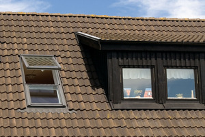  Wer nach Fensterlösungen für Dachschrägen sucht, hat die Wahl zwischen Dachfenstern und Gauben 