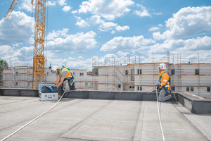  Das neue "Fall Protection"-Sortiment von Zarges umfasst Auffanggurte, Verbindungsmitteln und Höhensicherungsgeräte, die unter anderem für den Einsatz auf Flachdächern geeignet sind 