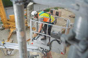  Mit passenden Verbindungsmitteln und Haken mit ausreichend großem Öffnungswinkel können sich Anwender und Anwenderinnen bei Arbeiten im Korb der Arbeitsbühne sichern 