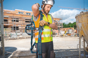  Durch automatische Gurtverschlüsse und einfach zu verstellende Schultergurte ist der Auffanggurt aus dem „Fall Protection“-Sortiment von Zarges schnell und unkompliziert angelegt 