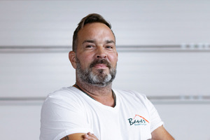   Andrej Bauer ist Dachdeckermeister und Geschäftsführer von Bauder Bedachungen in Laichingen. Bei der „Dachkrone“ 2023 erreichte er mit seinem Team in der Kategorie „Bestes Projekt“ den ersten Platz 