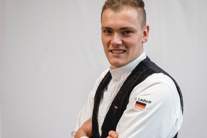  Jonas Lauhoff istangehender Zimmerermeister und wurde 2023 bei den Euroskills in Danzig Europameister der Zimmerer. Derzeit besucht er die Meisterschule im Bundesbildungszentrum in Kassel. Dieses Jahr ist er erstmals Teil der Jury der „Dachkrone“ 