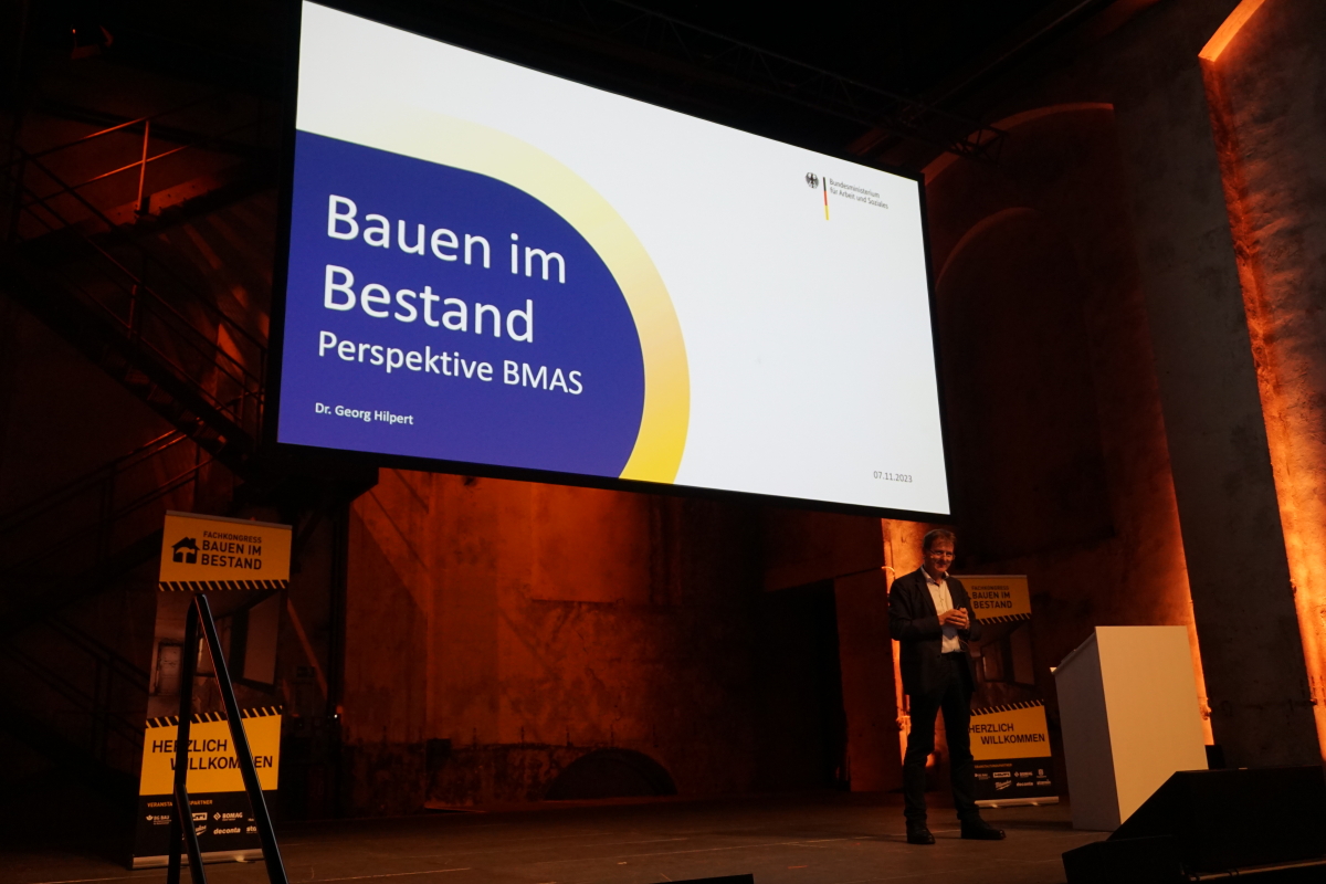 Dr. Georg Hilpert  vom Bundesministerium für Arbeit und Soziales auf dem Kongress Bauen im Bestand in Duisburg