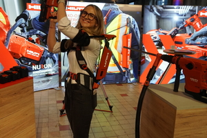  Sabrina Würsch, Global Product Managerin bei Hilti, stellte auf dem Kongress das neue Exoskelett „EXO O1“ von Hilti vor. Das Exoskelett soll vor allem bei Überkopf-Arbeiten Nacken und Schultern entlasten 