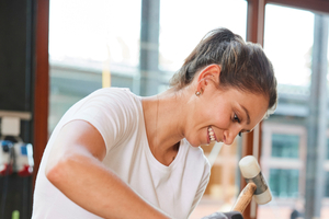  Für das Arbeiten im Dachdecker- und Klempnerhandwerk brauche man eher viel Feingefühl als starke Muskeln, sagt Jennifer Konsek 