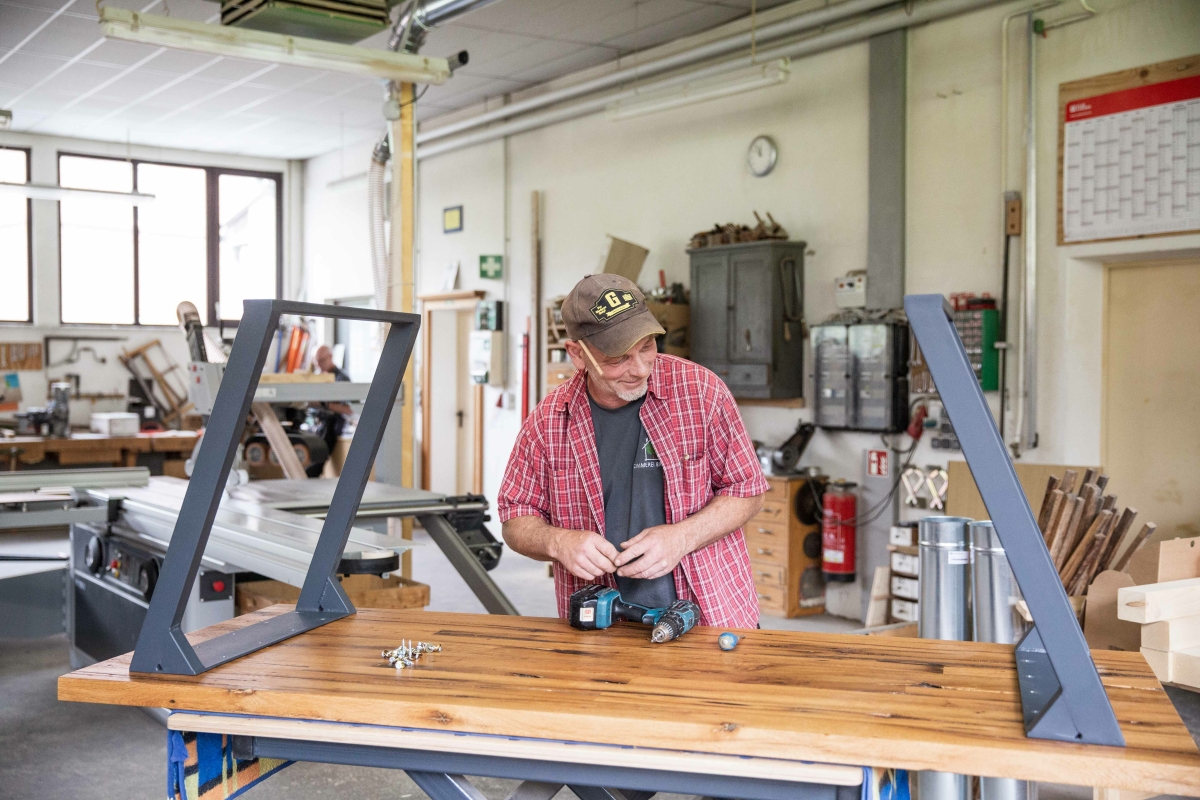 Die Tische aus Altholz werden nach individuellen Wünschen und Vorgaben gefertigt