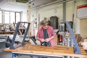 Die Tische aus Altholz werden nach individuellen Wünschen und Vorgaben gefertigt 