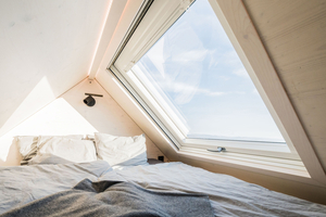  Kurz vor der Markteinführung steht das neue Dachfenster „Roto Designo Heat“ mit Infrarotscheibe für den Einsatz beim Dachausbau und bei der Dachsanierung. Anfang 2024 soll es in Deutschland auf den Markt kommen 