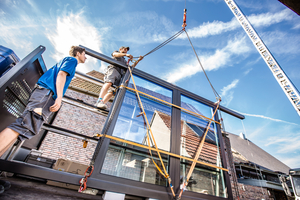  Für den Einbau der "Lideko"-Dachschiebefenster ist es wichtig, dass Betriebe einen Kran zur Verfügung stellen können, um das große Fenster aufs Dach zu heben 