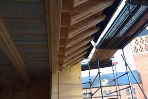  Die Dachschrägen über den Eingangsbereichen an den Stirnseiten des Gebäudes wurde in Holzbauweise ausgebildet 