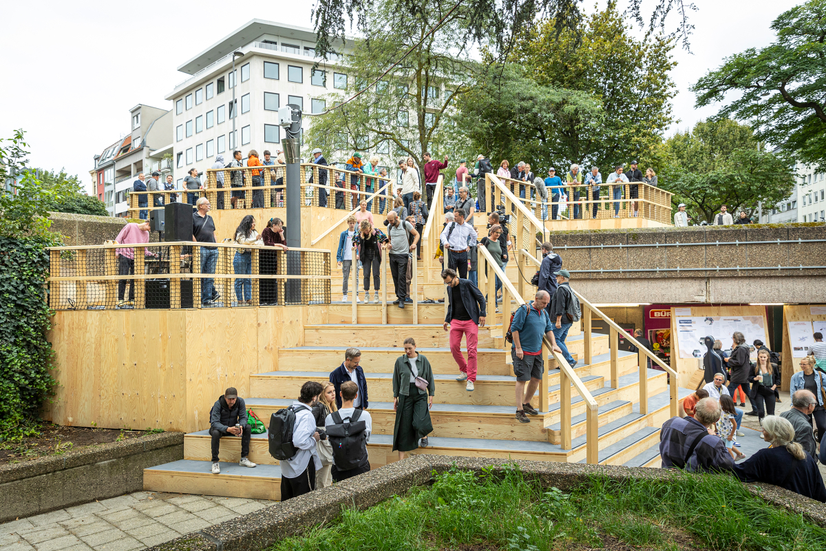 Ebertplatz Koeln Freitreppe aus Holz