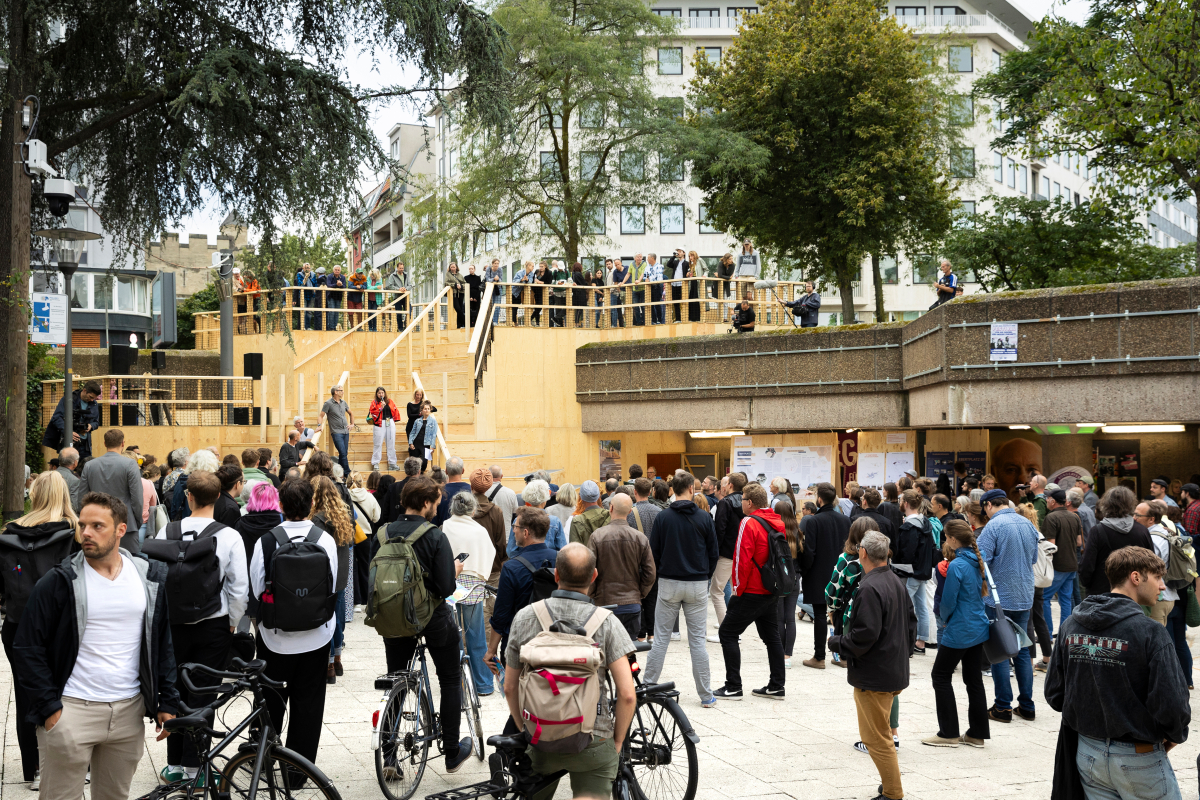 Ebertplatz Koeln Freitreppe aus Holz Besucherinnen und Besucher