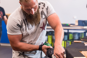  praktische Arbeit mit den EPDM-Produkten steht bei den Schulungen in der Carlisle Academy  