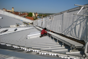  Nach der Fertigstellung des Metalldachs installierten die Handwerker ein Dachwegesystem für eine sichere Begehung und Wartung des Daches 