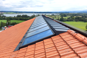  Während das Lichtband auf der Nordseite des Daches platziert wurde, befindet sich auf der Südseite eine Photovoltaikanlage 