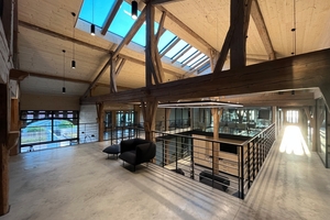  Die Dachverglasung lässt viel Tageslicht ins Innere, ohne den Raum zusätzlich aufzuheizen 