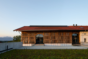  Die Fachwerkfassade des Möglhofs in Rimsting spielte aus Sicht des Denkmalschutzes eine wichtige Rolle. Das Bundwerk durfte nur behutsam geöffnet werden, um mehr Tageslicht hineinzulassen 